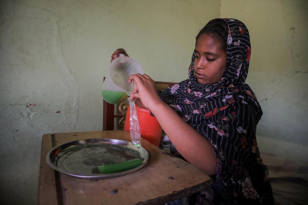 Die junge Amna unterstützt ihre Eltern finanziell indem sie selbstgemachtes Eis verkauft