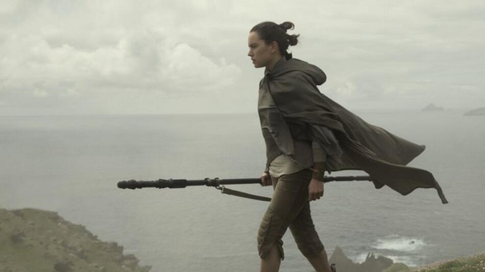 "Star Wars: Die letzten Jedi": Rey (Daisy Ridley) will den resignierten Luke Skywalker aus ...