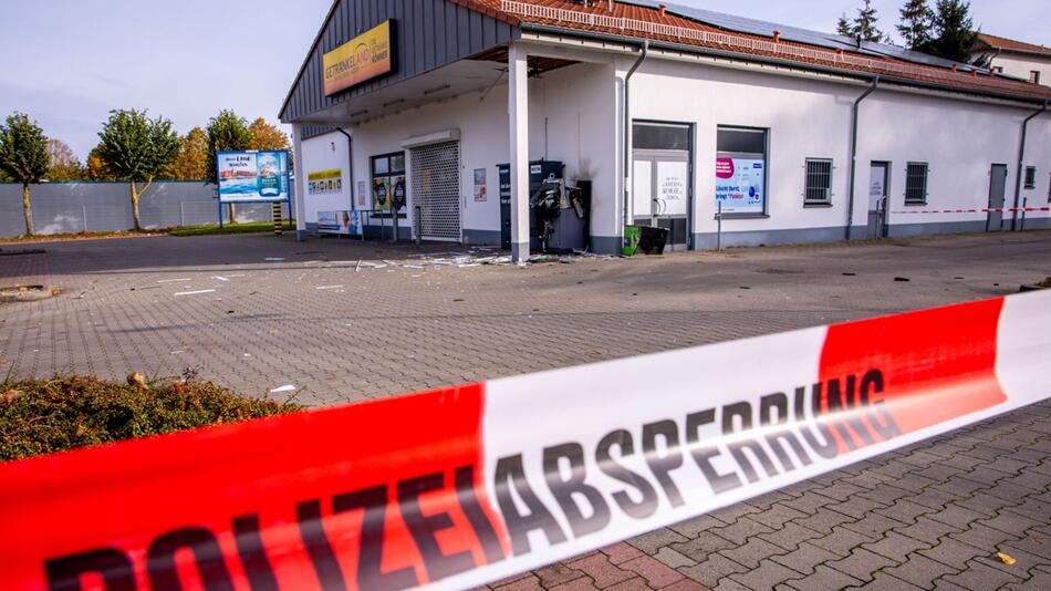 Gesprengter Geldautomat wird untersucht