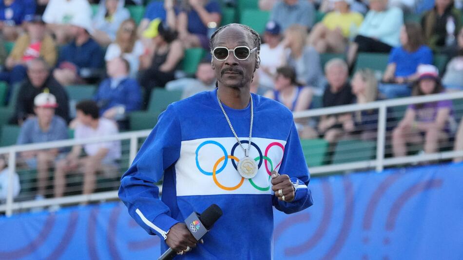 Der US-Rapper Snoop Dogg darf das Olympische Feuer tragen.