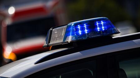 Attacke mit abgebrochener Glasflasche: Mann schwer verletzt
