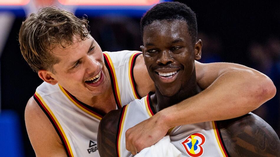 Moritz Wagner und Dennis Schröder jubeln nach dem Sieg im WM-Viertelfinale gegen Lettland.