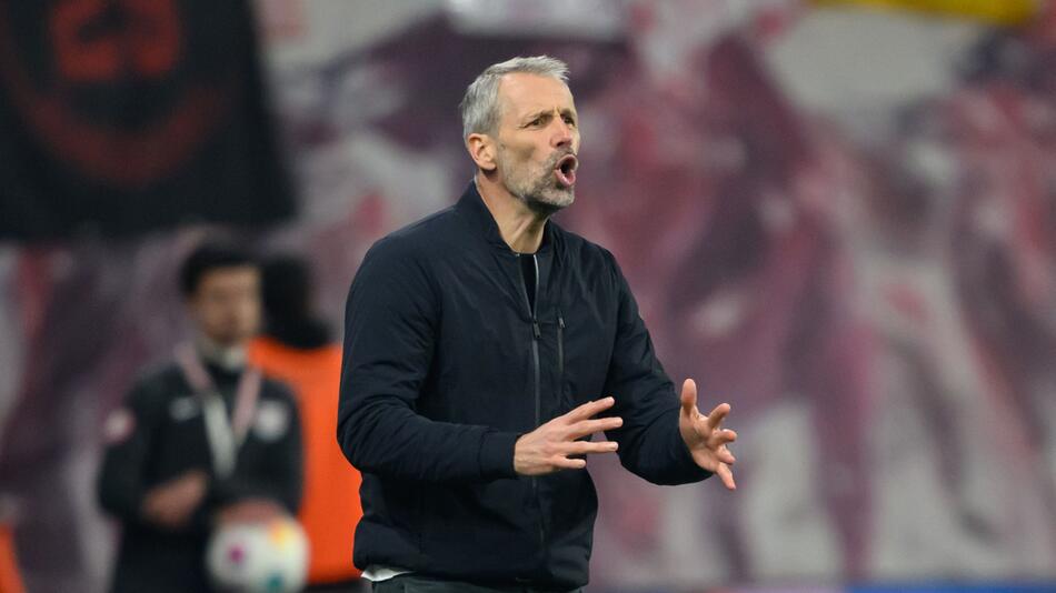 Leipzigs Cheftrainer Marco Rose ruft ins Spielfeld hinein