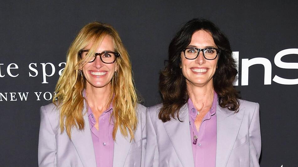 Nur die Haarfarbe ist anders: Schauspielerin Julia Roberts (l.) und Stylistin Elizabeth Stewart ...