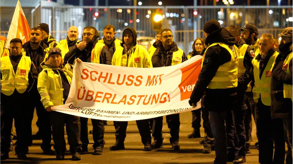 Sicherheitspersonal am Flughafen Köln/Bonn.