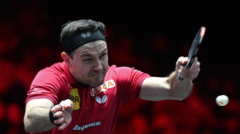 Das deutsche Tischtennis-Ass Timo Boll kämpft gegen Lian Jingkun aus China um den Sieg
