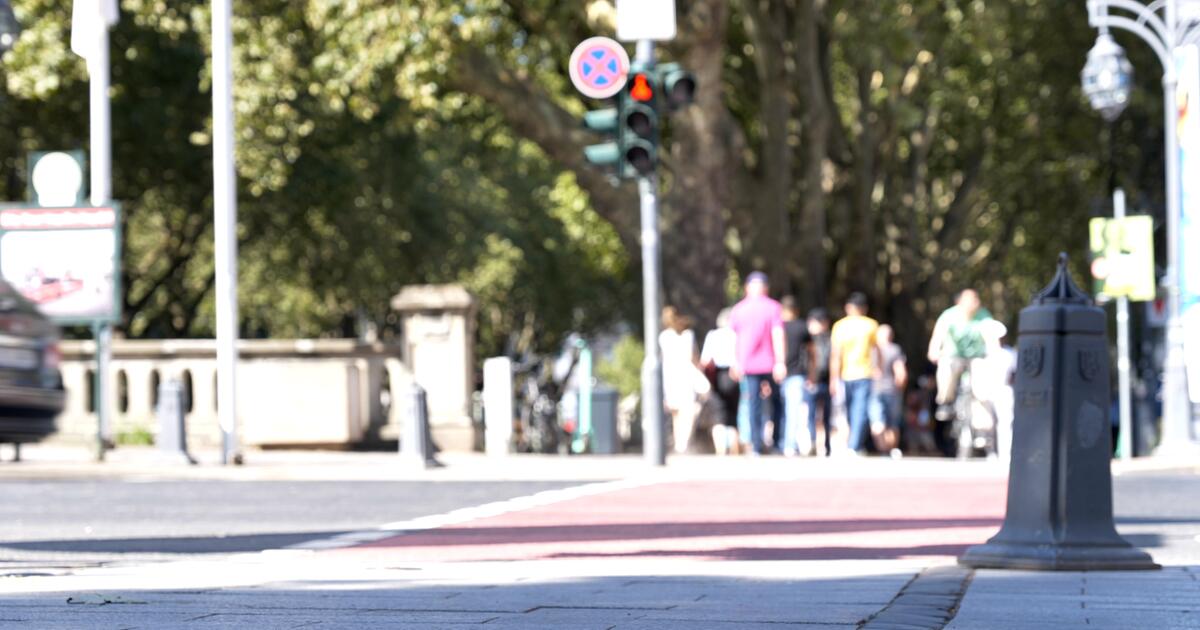 Rote Ampel: Was bedeutet die Fünf-Meter-Regel für Fußgänger? | 1&1