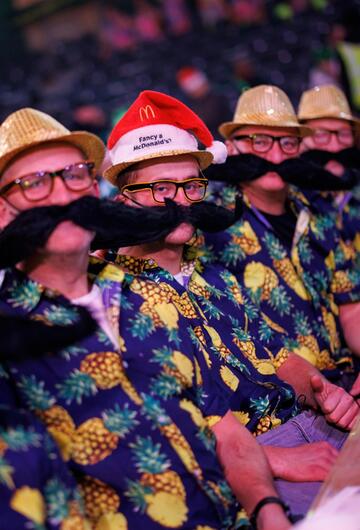 Mit Bärten geschmückte Darts-Fans im Alexandra Palace in London