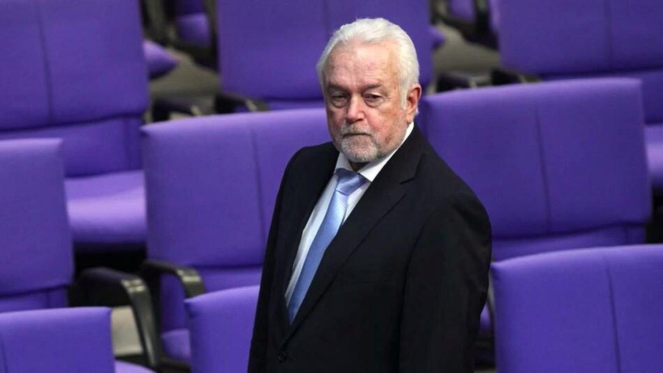 Wolfgang Kubicki steht im Bundestag.
