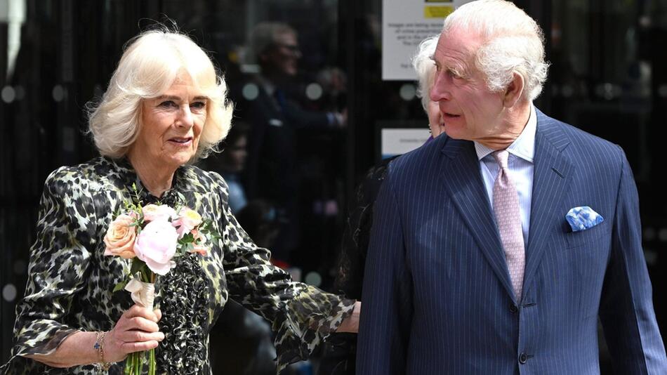 Königin Camilla hat ein wachsames Auge auf ihren Charles.