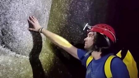 Forschungsteam findet riesiges Spinnennetz in griechischer Höhle