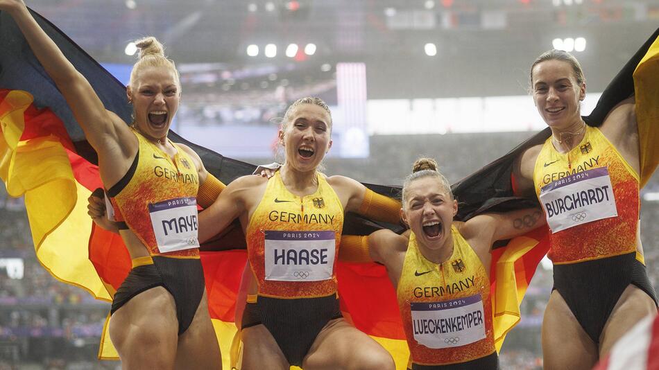 Die deutsche Sprintstaffel der Frauen feiert ihre Bronzemedaille