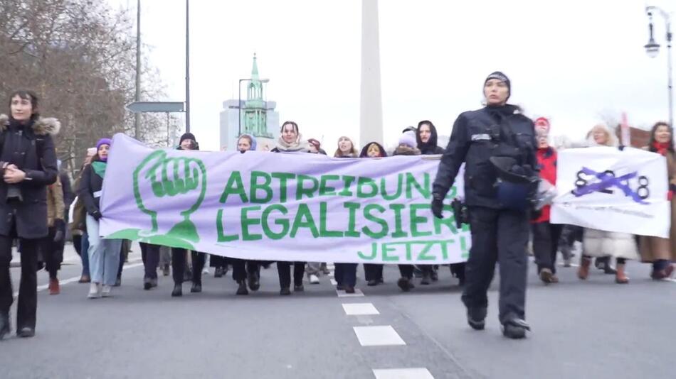 "My body, my choice!": Tausende demonstrieren für Abtreibungs-Legalisierung in Berlin