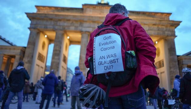 Querdenker-Kundgebung vor dem Brandenburger Tor