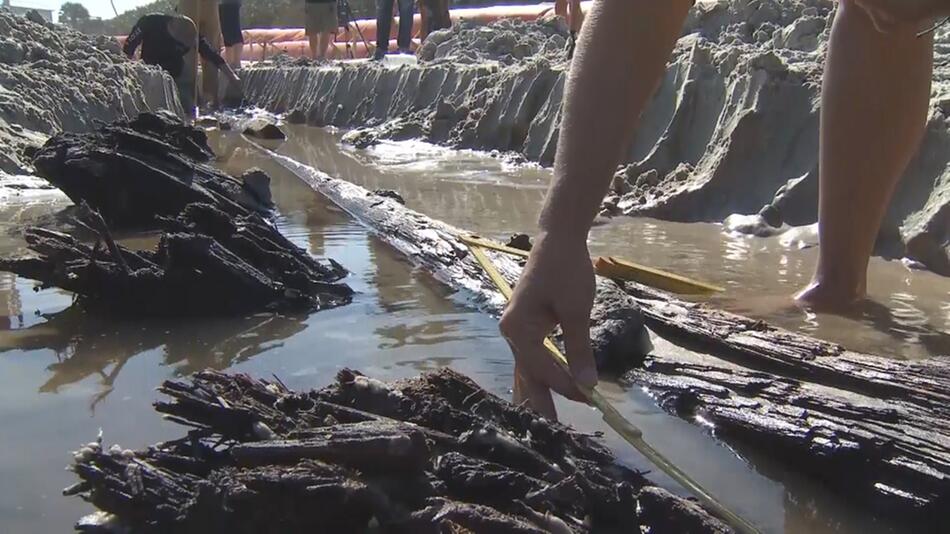 Am Daytona Beach untersuchen Archäologen die Überreste eines alten Schiffes