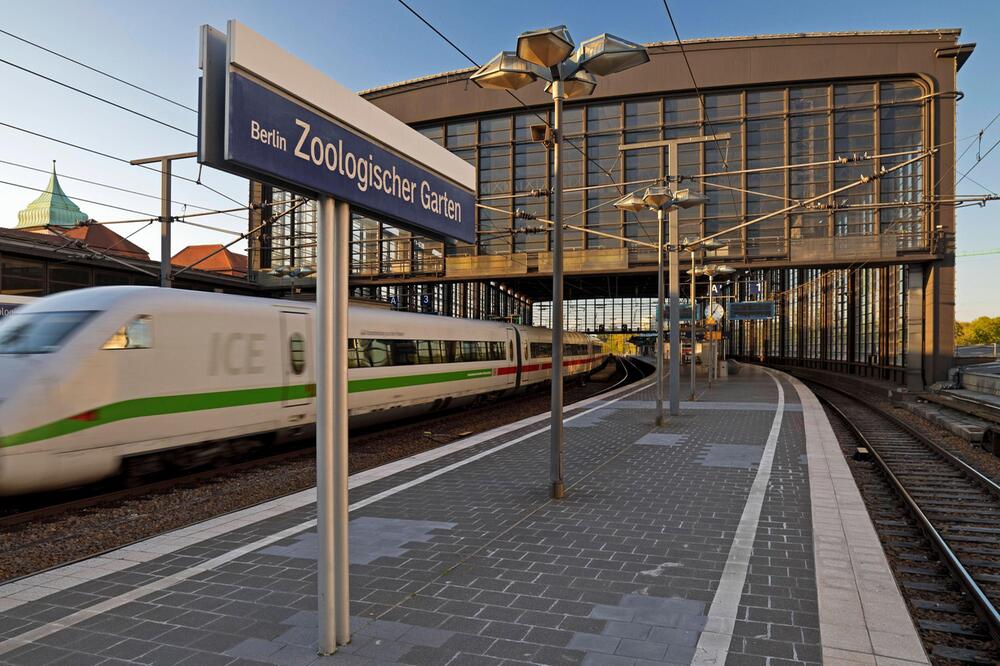 Ein Intercity-Express (ICE) passiert den Bahnhof Zoo ohne Halt. 2006 hat der Fernbahnhof im ...