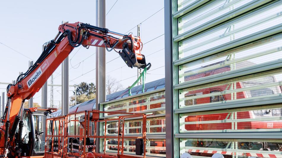 Erste transparente Bahn-Lärmschutzwand