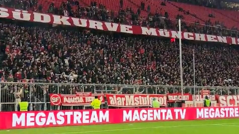 KORREKTUR! Fans singen die neue Hymne des FC Bayern ein