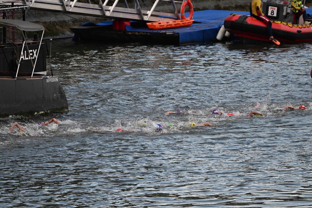 Schwimmerinnen schwimmen beim Olympischen Triahtlon.