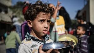 Junge in Gaza mit Schüssel