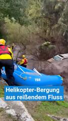 Helikopter-Bergung aus reißendem Fluss