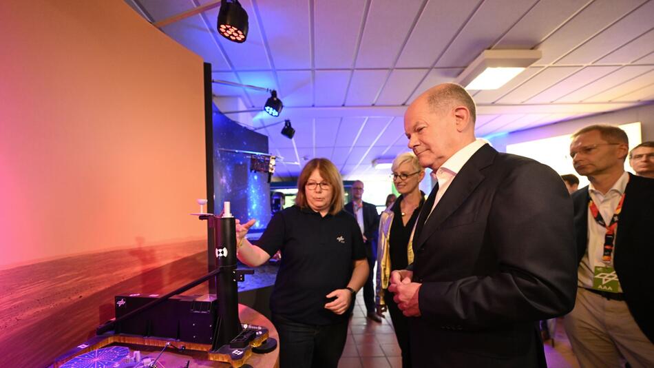 Bundeskanzler Scholz besucht Europäische Astronautenzentrum