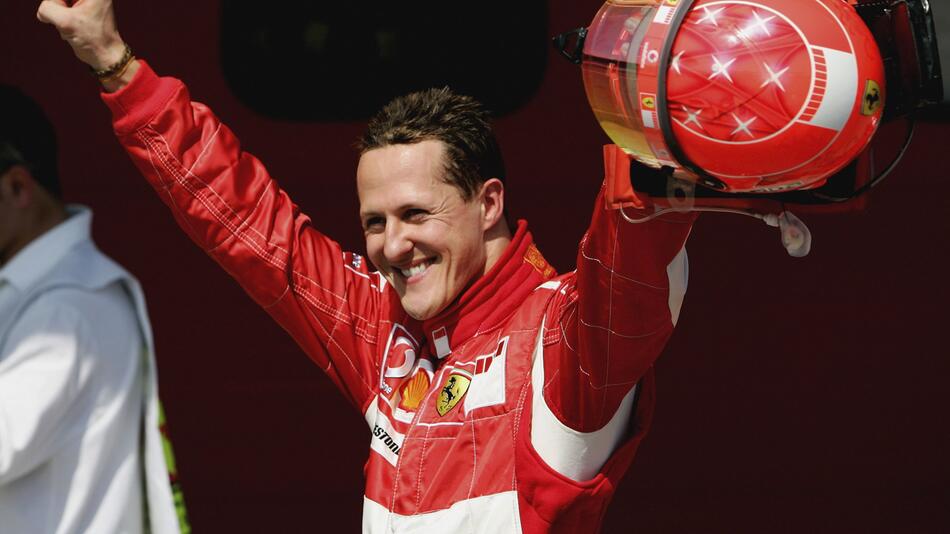 Michael Schumacher bejubelt seine Pole Position beim Großen Preis von Italien im April 2006.