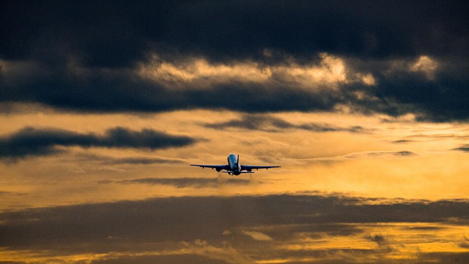 Airbus mit Abendhimmel