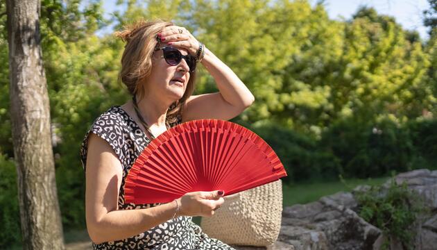 Frau in der Sonne ist warm