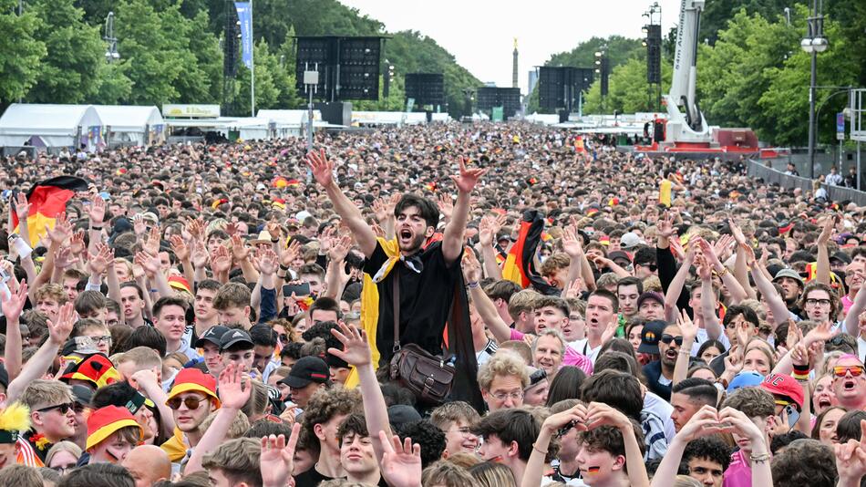 Deutsche Fans fiebern beim EM-Viertelfinale gegen Spanien auf der Fanmeile mit.