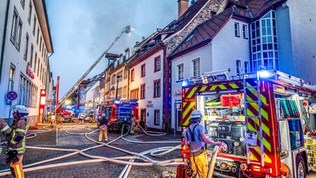 Großbrand: Ermittler können Häuser noch nicht betreten
