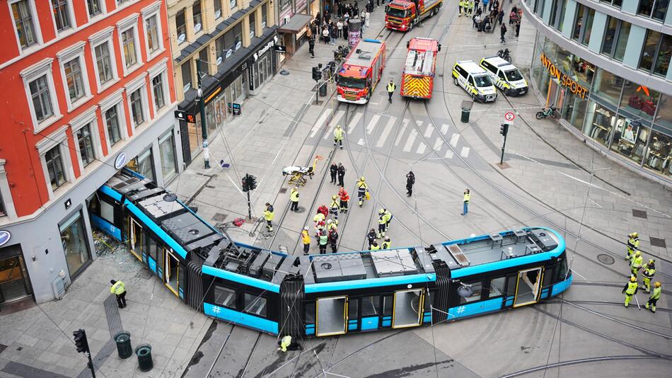 Straßenbahn fährt inOslo in ein Gebäude