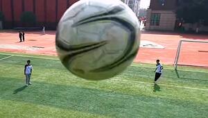 Volltreffer: Nachwuchsfußballer schießt Drohne vom Himmel