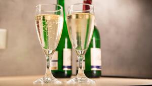 Sektgläser stehen auf einem Tisch