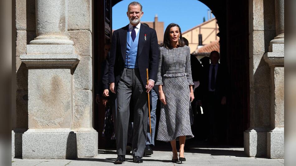 Gut angezogen wie immer: König Felipe und Königin Letizia von Spanien bei einer Preisverleihung ...