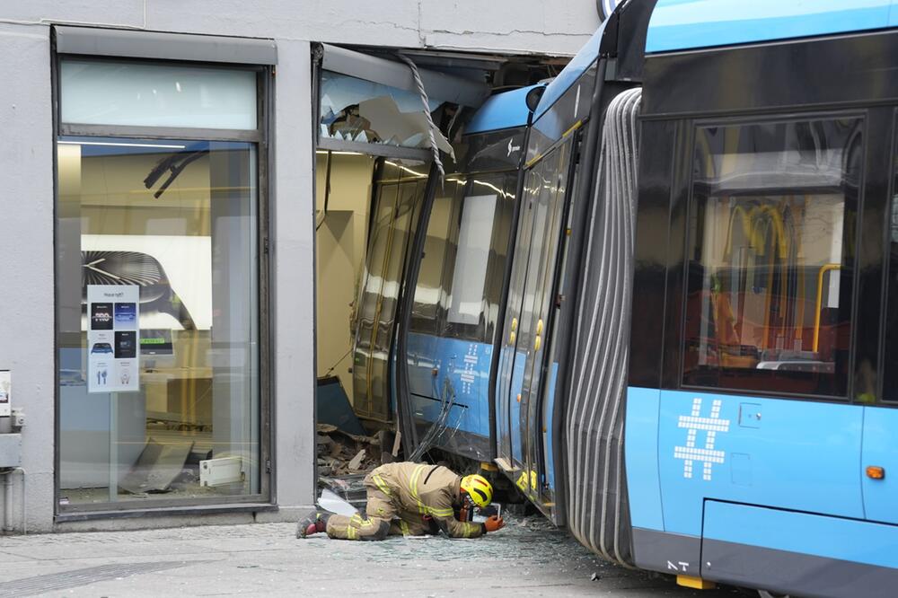 Straßenbahn fährt inOslo in ein Gebäude