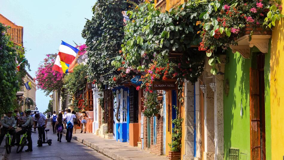 Blumenkästen an Hauswänden in Cartagena