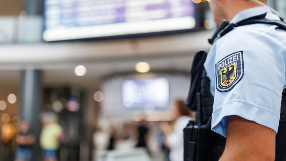 Polizist im Nürnberger Hauptbahnhof