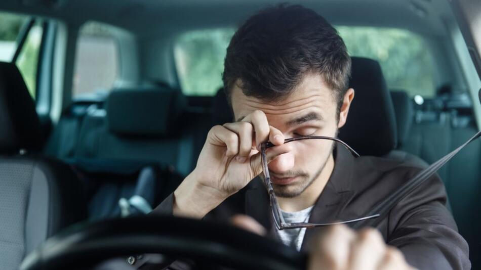 Mensch mit Brille: Wer schlecht sieht, darf in einigen Fällen nicht Auto fahren