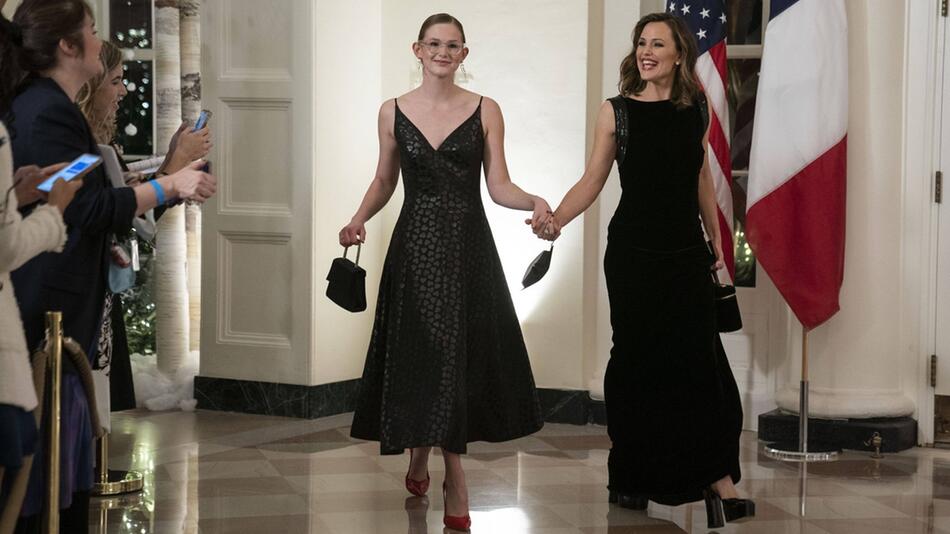 Violet Affleck (l.) mit ihrer Mutter Jennifer Garner im Dezember 2022 im Weißen Haus.