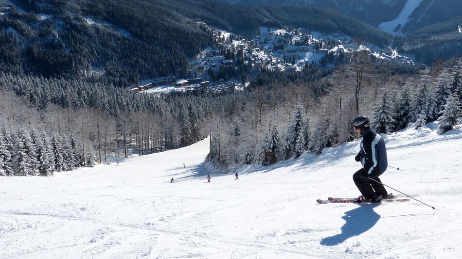 Ein Mann fährt in Tschechien Ski