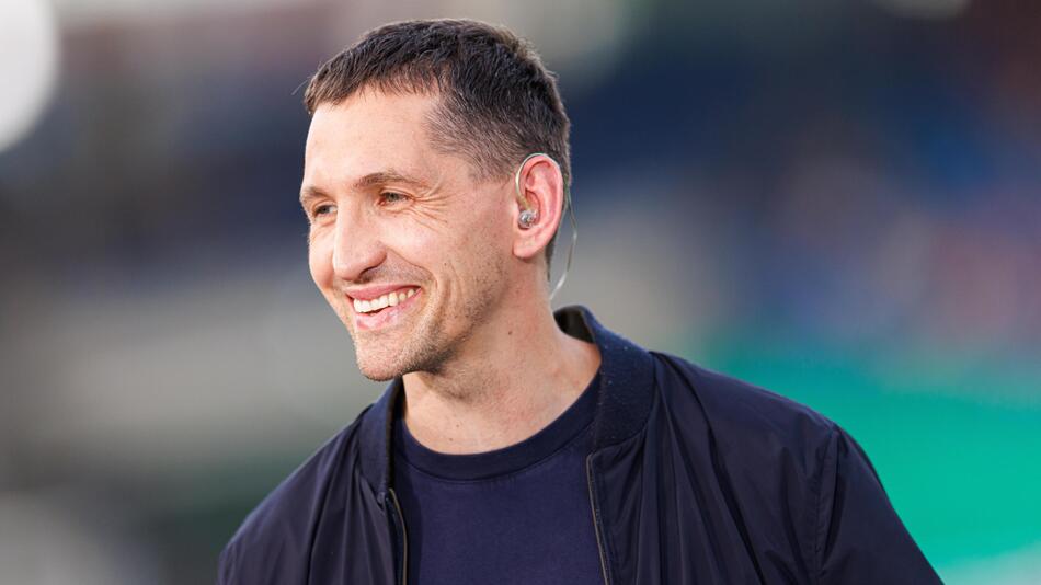 Rene Adler ist als TV-Experte für das ZDF im Einsatz beim DFB-Pokal-Spiel Braunschweig gegen Schalke