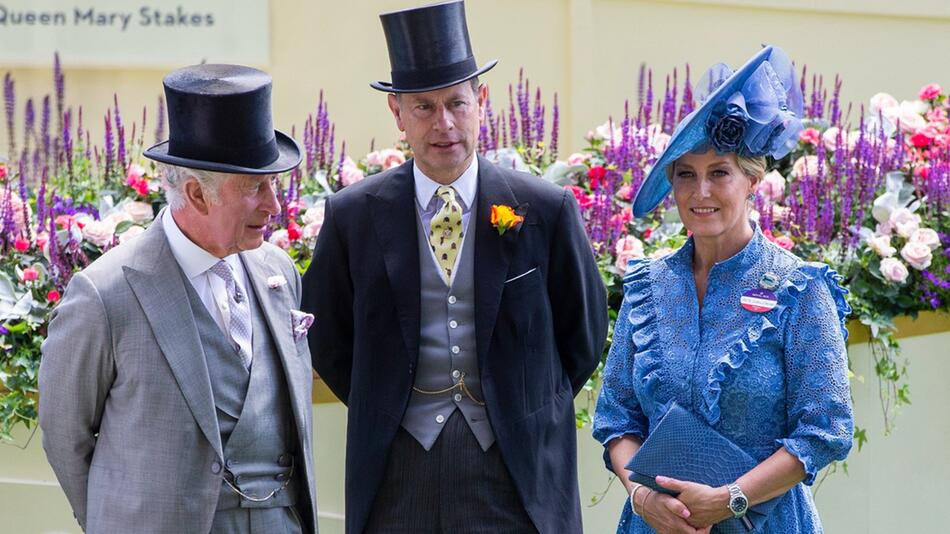 König Charles (l.), Prinz Edward und Herzogin Sophie in ihren Ascot-Outfits.