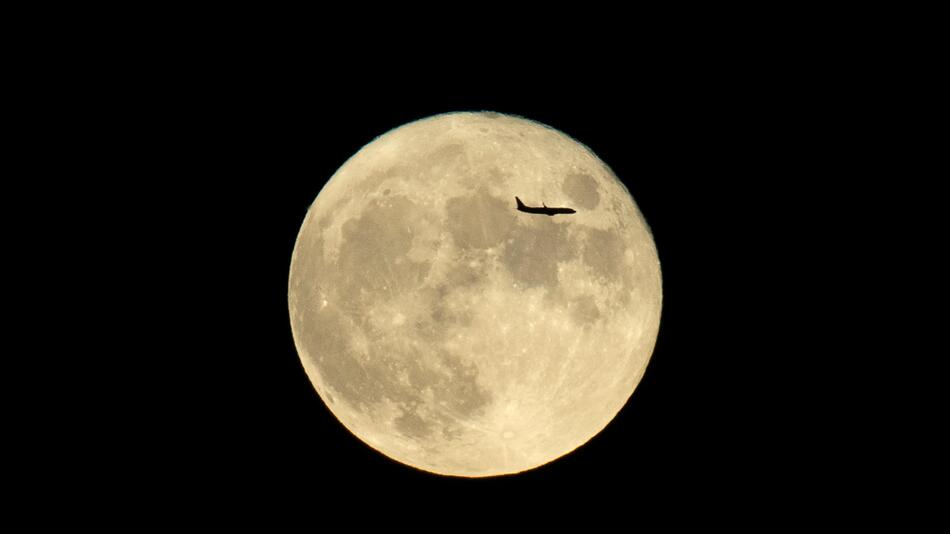 Mond, Flugzeug, Weltraum