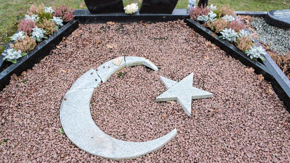 Unbekannte verwüsten muslimische Gräber