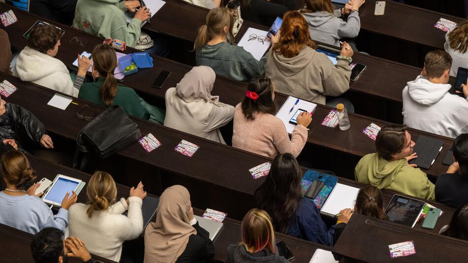 Studierende im Hörsaal