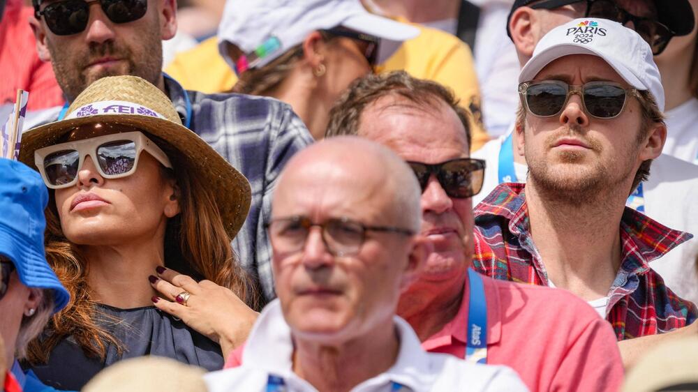 Eva Mendes und Ryan Gosling im Stadion vor dem Schloss von Versailles.