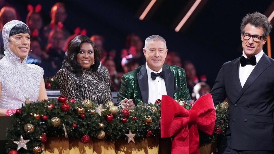 In der Jury der Weihnachtsshow sitzt das bekannte "Let's Dance" Trio (v.li.) Motsi Mabuse, Jorge ...