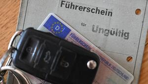 Ein Autoschlüssel liegt auf zwei Führerscheinen