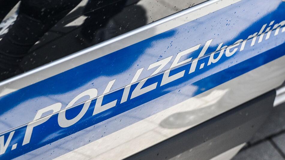 Polizeischriftzug auf einem Streifenwagen